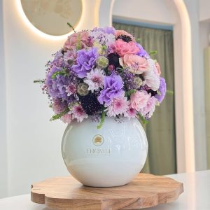 Amatista - Arreglo Floral en Vasija de Porcelana