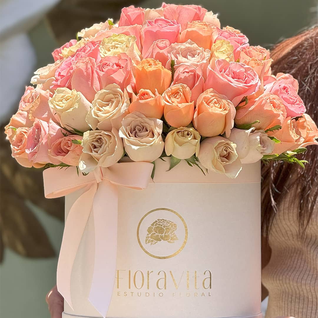 Sweet Roses: Arreglo floral en vasija de porcelana.